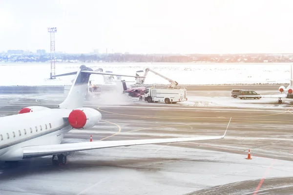 冬季在机场起飞前对私人飞机进行除冰 飞机防冻 用防冻液覆盖商务客机的工艺 — 图库照片