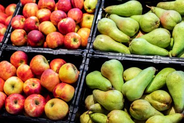 Bakkal süpermarket. Raflar çeşitli farklı orgnaic taze olgun armut ve elma ile. Sebze ve meyve pazarı.
