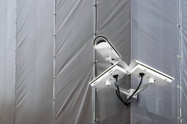 Üç Cctv kamera binanın restorasyon veya yenileme açık havada altında köşesinde. Güvenlik kameraları duvar sokak şehir bina inşaat. Online işlem izleme oluşturma.