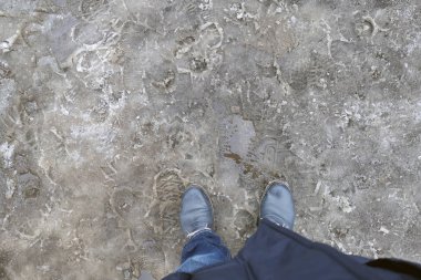 Kişi ayakları duran Çizmeli kış sonunda kar rüşvet erime pis. Hava, bahar geliyor çözülme. Ayakkabı mevsimlik koruma su geçirmez kaplamalı.