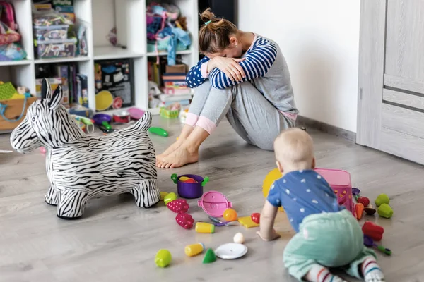 Moe Van Het Alledaagse Huishouden Moeder Zittend Vloer Met Handen — Stockfoto