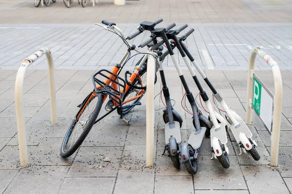 自転車 電動スクーターは 街の通りに駐車 セルフ サービスの通り輸送レンタル サービス スマート フォン アプリケーションで都市の車を借りる ゼロ発光緑エコ — ストック写真