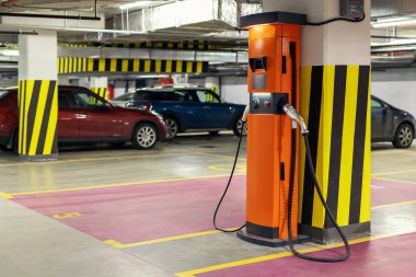 Elektrikli araç şarj istasyonu kapalı yer altı otoparkı, hızlı. Noktası aygıtları hibrid elektrikli araç şarj için. Eko yeşil enerji.