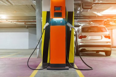 Elektrikli araç şarj istasyonu kapalı yer altı otoparkı, hızlı. Noktası aygıtları hibrid elektrikli araç şarj için. Eko yeşil enerji.