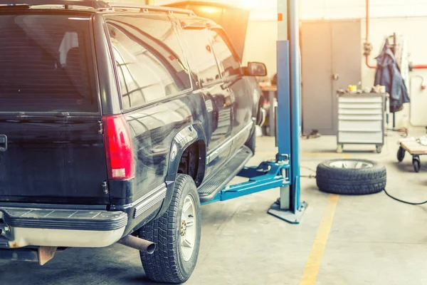 Car Service Center Old Rusty Offroad Suv Vehicle Raised Lift — Stock Photo, Image