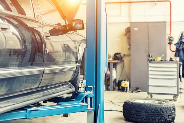 Car Service Center Old Rusty Offroad Suv Vehicle Raised Lift — Stock Photo, Image