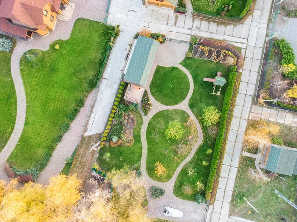 Vista aérea del jardín del patio trasero con círculo wath camino, césped de hierba verde y árboles. Diseño del paisaje y jardinería — Foto de Stock