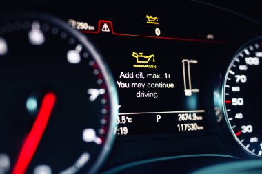 Lüks araba renk ekran kontrol paneli bir uyarı iletisi. Düşük motor yağ seviyesi gösterimi. Akıllı sürücü bilgi sistemi