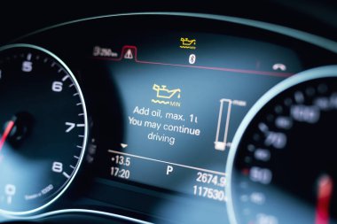 Lüks araba renk ekran kontrol paneli bir uyarı iletisi. Düşük motor yağ seviyesi gösterimi. Akıllı sürücü bilgi sistemi