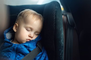 Araba çocuk güvenlik koltuğu, yolculuk sırasında uyuyan sevimli beyaz toddler çocuk. Uyurken araç içinde yolculuk sırasında rahat sandalyede rüya bebek. Çocuk Bakımı ve yollarda güvenliği