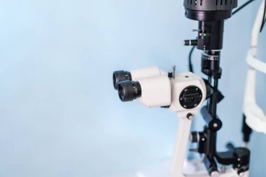 Sistemde kliniğinde gözler görme testi tıbbi cihaz. Göz doktoru office görme kontrole ekipmanlara sahip. Gözlükçü kişi görme muayene için profesyonel bir araçtır. Sağlık