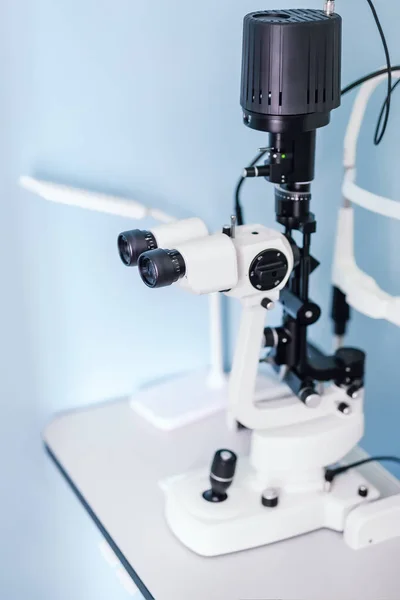 Медицинское устройство для проверки зрения в офтальмологической клинике. Офис оптометриста с оборудованием для проверки зрения. Профессиональный инструмент для обследования зрения человека. Здравоохранение — стоковое фото