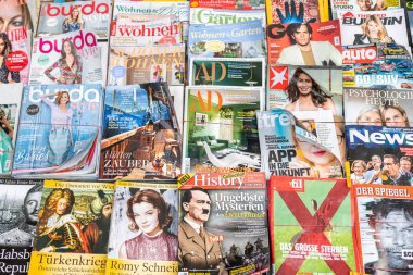 Viyana, Avusturya-15 Ocak 2019: Viyana sokakta renkli dergi raf. Mağazadaki satış farklı dillerde baskılı medya günlük basın