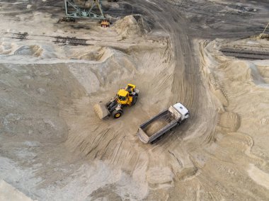 Damperli kamyon kum çukurunda içine kum yükleme büyük ağır Yükleyici-Tekerlekli yükleyici. Ağır endüstriyel makine kavramı