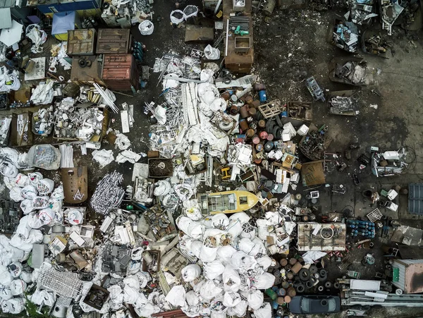 废品金属垃圾场区域鸟图。回收前接收和储存金属废料。深色调 — 图库照片