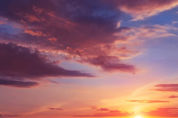 Natuurlijke zonsondergang of zonsopgang met levendige kleuren. Dramatische kleurrijke hemelachtergrond — Stockfoto