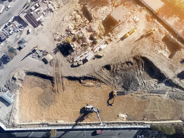 Şantiye havadan görünümü. Katı beton sütunlar ile Alışveriş Merkezi bina tabanı. Ağır makine kazık ve yüksek kule vinç çalışma. Endüstriyel hava arka planı — Stok fotoğraf