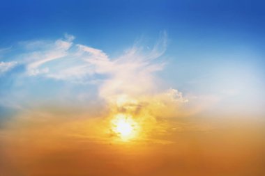 Parlak renkli gün batımı. Güzel akşam pastoral manzara bulutlu alacakaranlık gökyüzü. Sakin doğa manzarası