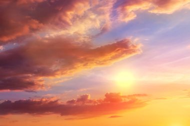 Canlı renklerle doğal gün batımı veya gün doğumu. Dramatik renkli gökyüzü arka plan. Alacakaranlık alacakaranlık gökyüzünde güneş yiyen timsah silueti