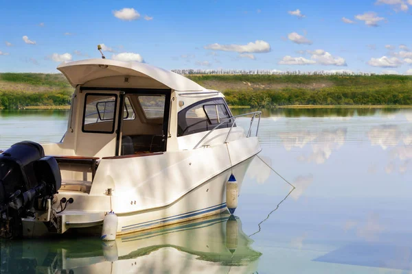 Grande barco de pesca de luxo com cabine ancorada perto do rio ou da margem do lago em água parada. Céu azul no fundo. Aventura de verão, relaxe e viaje. Serviço de aluguer de barcos — Fotografia de Stock