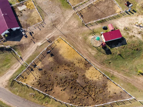 Vista aérea del dron de la granja rural de caballos o rancho. Pueblo o campo con establos y establos de caballos —  Fotos de Stock