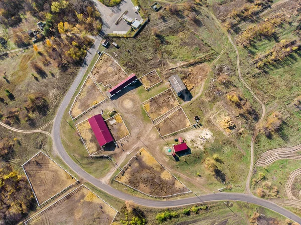 Vista aérea del dron de la granja rural de caballos o rancho. Pueblo o campo con establos y establos de caballos —  Fotos de Stock