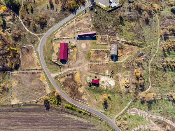 Vista aérea del dron de la granja rural de caballos o rancho. Pueblo o campo con establos y establos de caballos —  Fotos de Stock