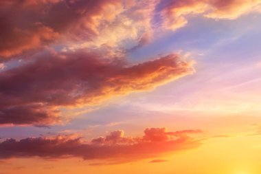 Doğal günbatımı veya canlı renkler ile gündoğumu. Dramatik renkli gökyüzü arka plan