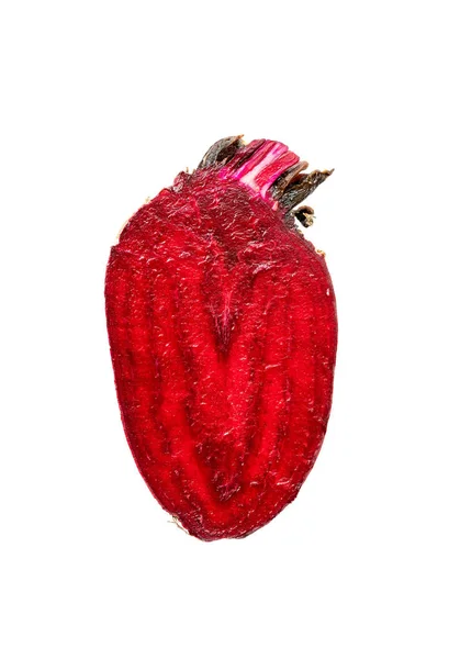 Половина свежей свеклы, разрезанной в форме сердечной мышцы, миокарда. Здоровые овощи — стоковое фото