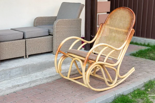 Leere hölzerne Rattan Schaukelstuhl auf der Hausterrasse Hinterhof im Freien. friedlicher Lebensstil zu Hause außen — Stockfoto