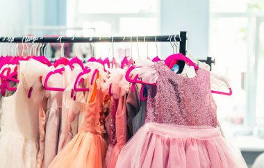 Çocuk defile kapalı askıları kızlar için çok güzel tatil elbiseleri ile Rack. Kutlama doğum günü partisi veya fotoğraf oturumu olay için Çocuk kız elbise kiralama stüdyosu