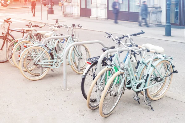 Verleih von Retro-Fahrrädern in der Altstadt von Wien. gesunder und umweltfreundlicher Stadtverkehr. Gesundheitswesen urbaner Lebensstil — Stockfoto