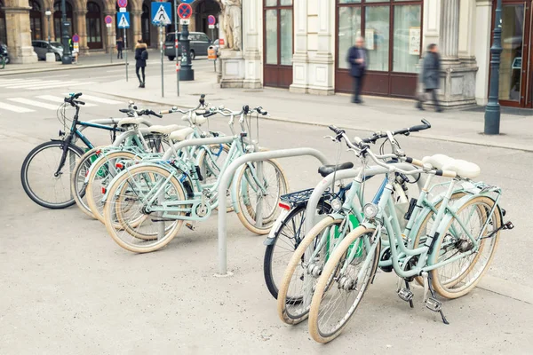 Verleih von Retro-Fahrrädern in der Altstadt von Wien. gesunder und umweltfreundlicher Stadtverkehr. Gesundheitswesen urbaner Lebensstil — Stockfoto