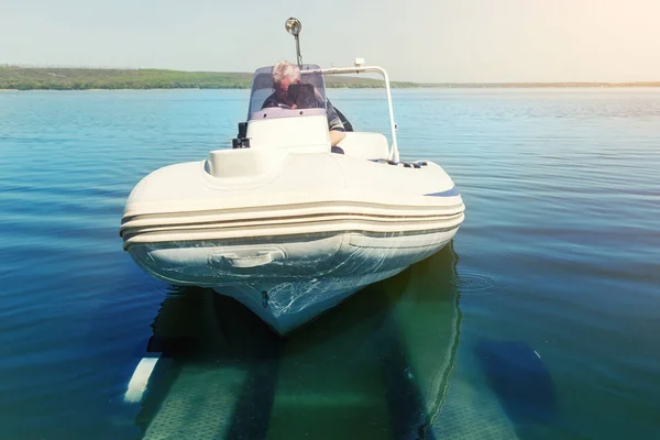 Homme âgé lançant le bateau gonflable de la remorque au lac ou riv — Photo
