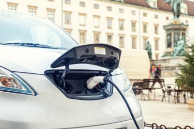 Yakın çekim modern elektrikli otomobil şarj hızlı şarj ile pugged