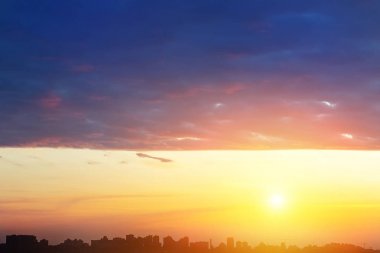 Şehir binaları siluetleri çizgi satır ile dramatik renkli günbatımı veya gündoğumu gökyüzü manzara. Doğal güzel Cityscape şafak arka plan duvar kağıdı. Metropolis şehir alacakaranlık zaman