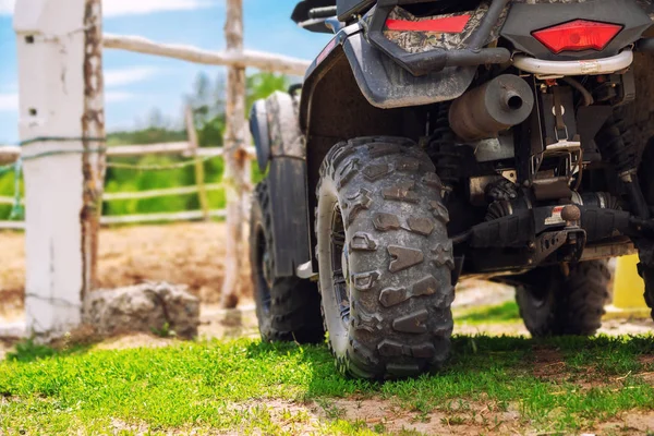 ATV quad ποδήλατο όχημα στέκεται κοντά σε ξύλινο φράχτη στο αγρόκτημα ή άλογο σταθερό. Πίσω όψη όλων των μοτοσυκλετών με τροχούς στη φάρμα. Αγροτική ύπαιθρο μηχανή — Φωτογραφία Αρχείου