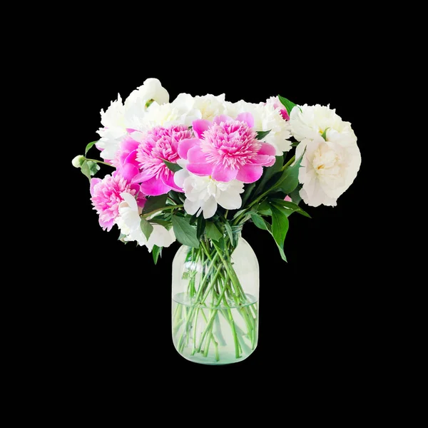 Ramo de grandes peonías frescas de color rosa, blanco y crema en frasco de vidrio simple en la mesa de la mirada interior aislado en negro. Florero con hermosas flores tiernas de primavera en la mesa de vidrio —  Fotos de Stock