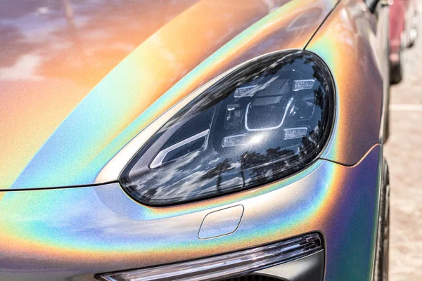 Close-up LED koplamp dure auto deel met exclusieve iriserende schilderij. Voertuig bedekt met levendige Chameleon film — Stockfoto