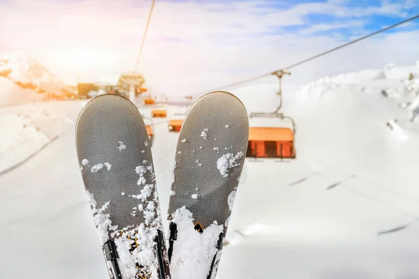 Close-up par de esquis no resort de inverno da montanha com elevador de esqui e bela montanha de inverno vista panorâmica cênica — Fotografia de Stock