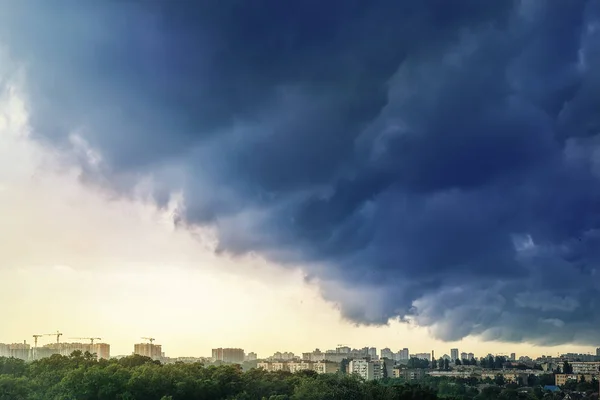 Cityscape covered with dramatic stormy dark clouds before heavy rain and thunderstorm. Natural disaster. Autumn seasonal weather forecast — Stock Photo, Image