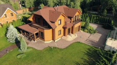 Güzel lüks büyük ahşap ev. Altın saat akşam saatlerinde yeşil çim ve bahçe ile Ahşap yazlık villa.