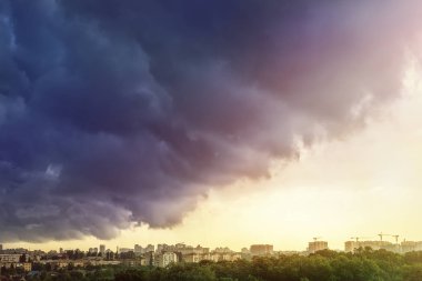 Cityscape şiddetli yağmur ve fırtına dan sonra dramatik fırtınalı kara bulutlar ile kaplı. Doğal afet. Sonbahar mevsimsel hava durumu