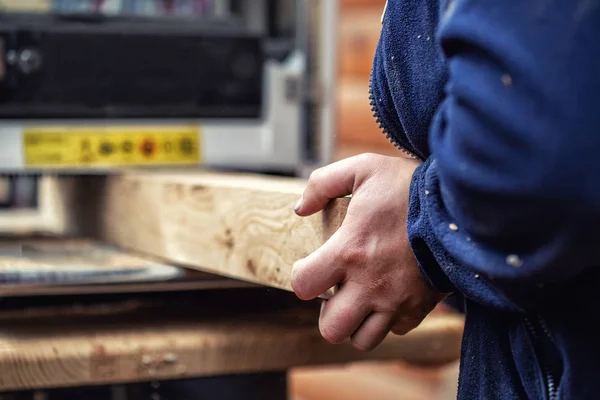 Modern profesyonel güç araçları bir sürü Marangozluk içinde craftman ahşap. Atölyede kalınlık makinesi ve dairesel testere ve diğer ekipman kullanan adam — Stok fotoğraf