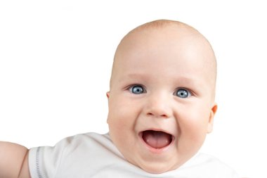 Mutlu gülen beyaz sarışın erkek bebeğin yakın çekim portresi beyaz üzerine izole edilmiştir. Sevimli sevimli eğlenceli çocuk yüzü