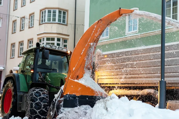 Nagy traktor kerék hófúvás City utcai Billenős testbe láncokkal. Takarítás, utcák és a hóeltakarítás után havazás. Városi szolgáltatások: téli szezonban — Stock Fotó