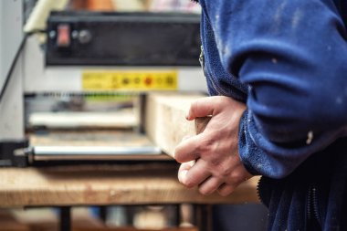 Modern profesyonel güç araçları bir sürü Marangozluk içinde craftman ahşap. Atölyede kalınlık makinesi ve dairesel testere ve diğer ekipman kullanan adam