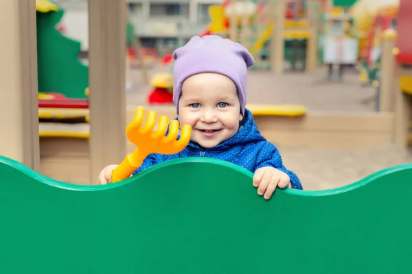 Lindo adorable niño caucásico disfrutar de divertirse en el patio al aire libre. Retrato de un niño feliz jugando al aire libre —  Fotos de Stock