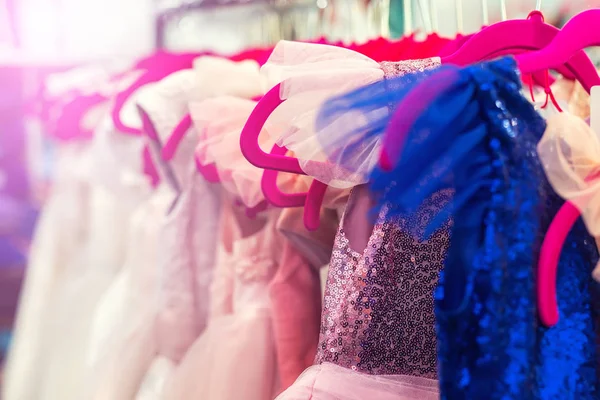 Çocuk defile kapalı askıları kızlar için çok güzel tatil elbiseleri ile Rack. Çocuk kız elbise kiralama veya kutlama doğum günü partisi veya fotoğraf oturumu olay için stüdyo dikiş