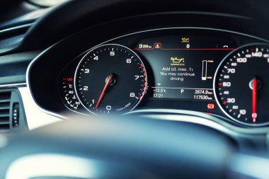 Lüks araba renk ekran kontrol paneli bir uyarı iletisi. Düşük motor yağ seviyesi gösterimi. Akıllı sürücü bilgi sistemi